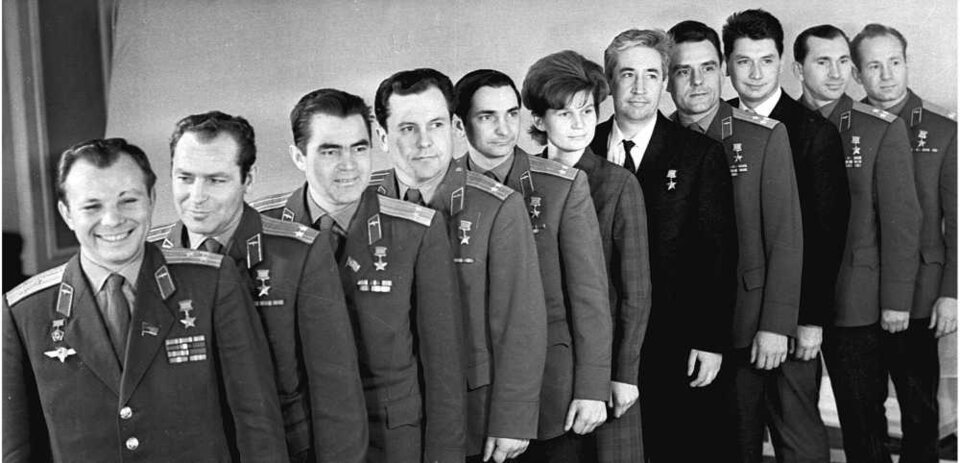اسامی تعدادی از اولین فضانوردان شوروی: گاگارین، تیتوف، نیکولایف، پوپوویچ، بیکوفسکی، ترشکووا، فئوکتیستوف، کوماروف، یگوروف، بلیایف، لئونوف.