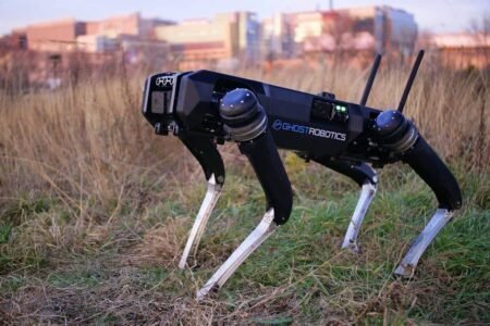 سگ رباتیک نظامی Ghost Robotics حالا می‌تواند شنا کند [تماشا کنید]