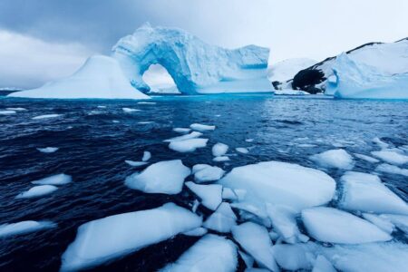 هشدار دانشمندان: آب شدن یخچال‌های طبیعی می‌تواند منجر به شیوع بیماری‌های جدید شود