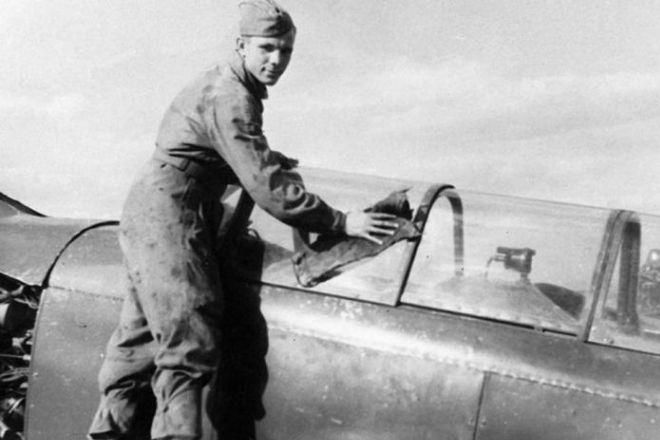 در سال 1954 یوری گاگارین عضو  انجمن داوطلبان همکاری با هوانوردی ارتش در ساراتوف بود.