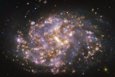 تصویری شگفت‌انگیز از یک کهکشان مارپیچی در فاصله 80 میلیون سال نوری از زمین