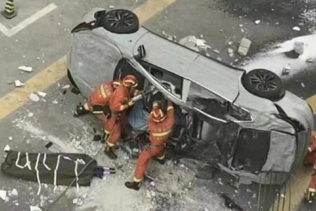 سقوط خودرو برقی چینی از طبقه سوم باعث مرگ دو نفر شد [تماشا کنید]