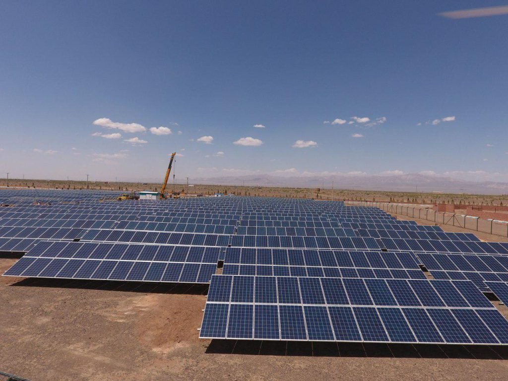 در منطقه رفسنجان ایران، یک مزرعه خورشیدی با پنل‌های فوتوولتائیک وجود دارد.