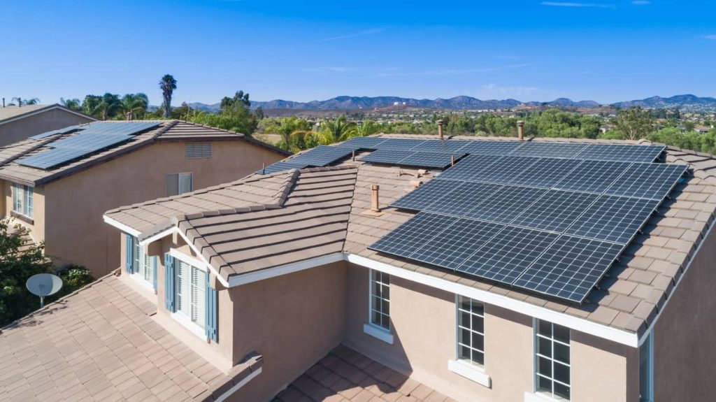 برای استفاده از انرژی خورشیدی، پنل‌های فتوولتائیک بر سقف منازل سوار می‌شوند.