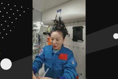 ویدیوی جالبی از شستن موی سر در فضا [تماشا کنید]
