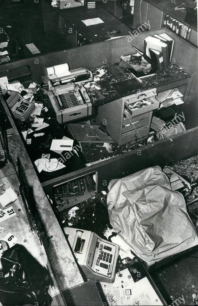 صحنه ای از داخل بانک نرمالمسترانگ در حین سرقت. پس از این سرقت پدیده سندروم استکهلم ابداع شد.