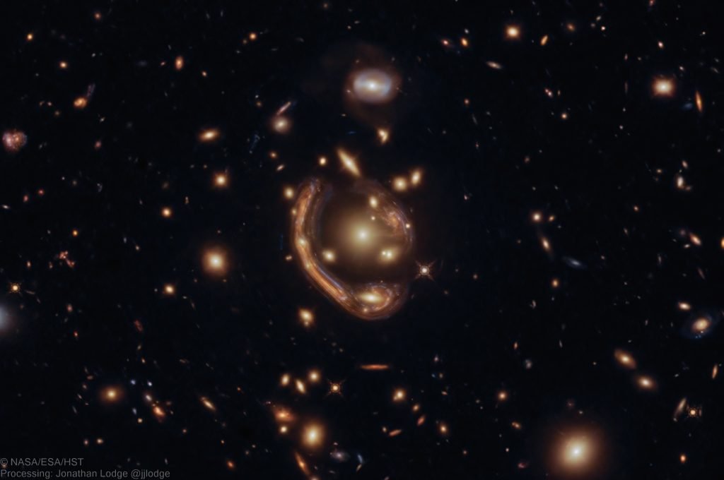 MoltenEinsteinRing HubbleLodge 2972 قطب آی تی