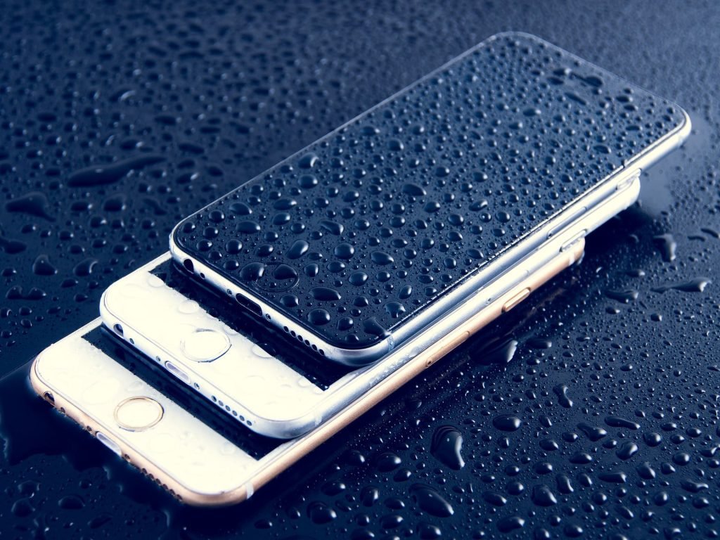 اپل می‌خواهد استفاده از نمایشگر آیفون در زیر باران را راحت‌تر کند