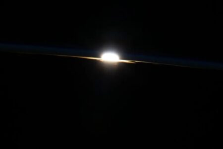 ناسا تصویری متفاوت از طلوع زیبای خورشید در مدار زمین منتشر کرد