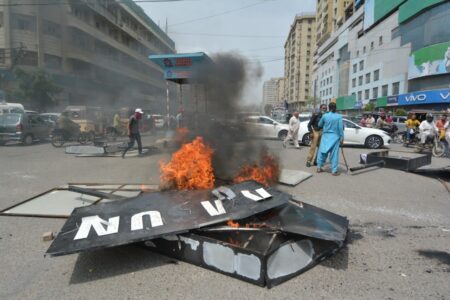 معترضان خشمگین در پاکستان، بیلبوردهای سامسونگ را به آتش کشیدند [تماشا کنید]