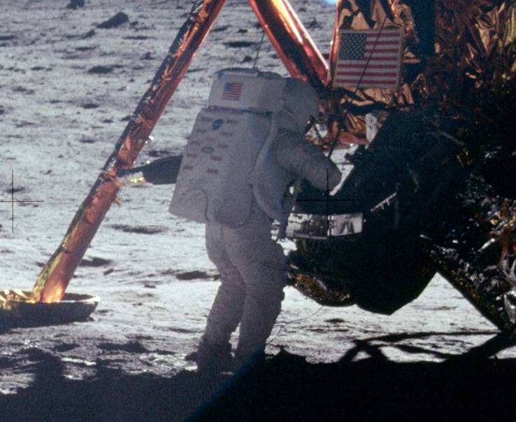 نیل آرمسترانگ بر روی ماه