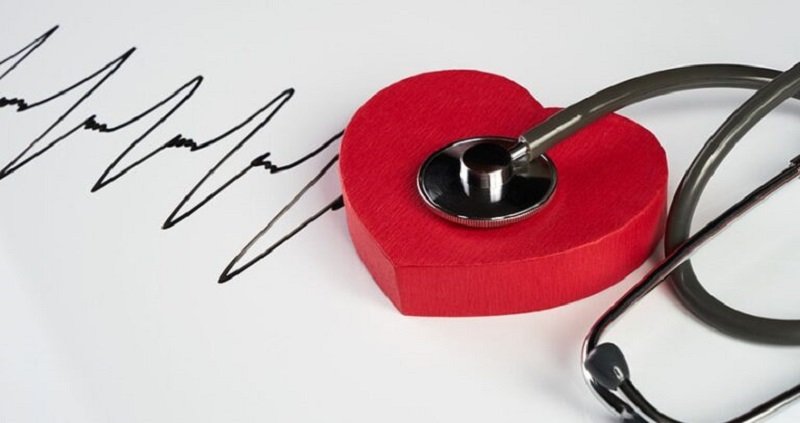 A stethoscope on a red heart next to a drawn electrocardiograph 768x407 1 قطب آی تی