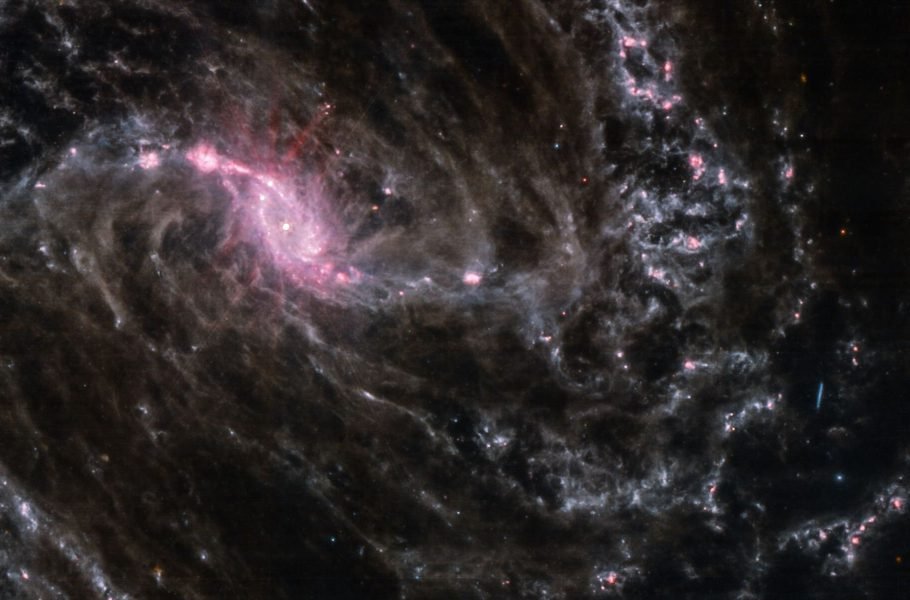 جیمز وب تصویری خیره‌کننده از کهکشان مارپیچی میله‌ای NGC 1365 منتشر کرد