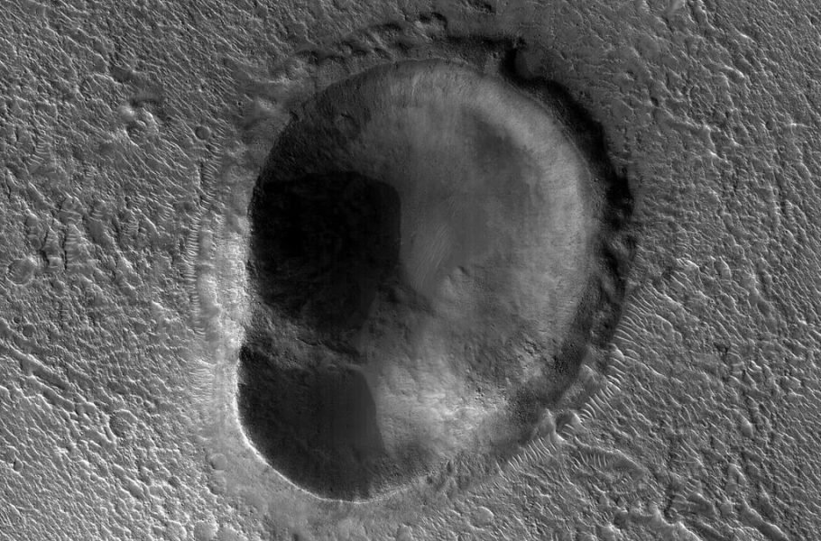 انتشار تصویری از دهانه‌ای عجیب به شکل «گوش انسان» در سیاره مریخ