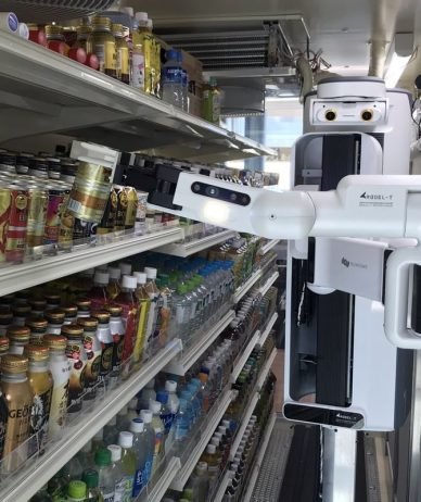 این ربات فروشگاهی با دقت قفسه‌ها را شارژ می‌کند [تماشا کنید]
