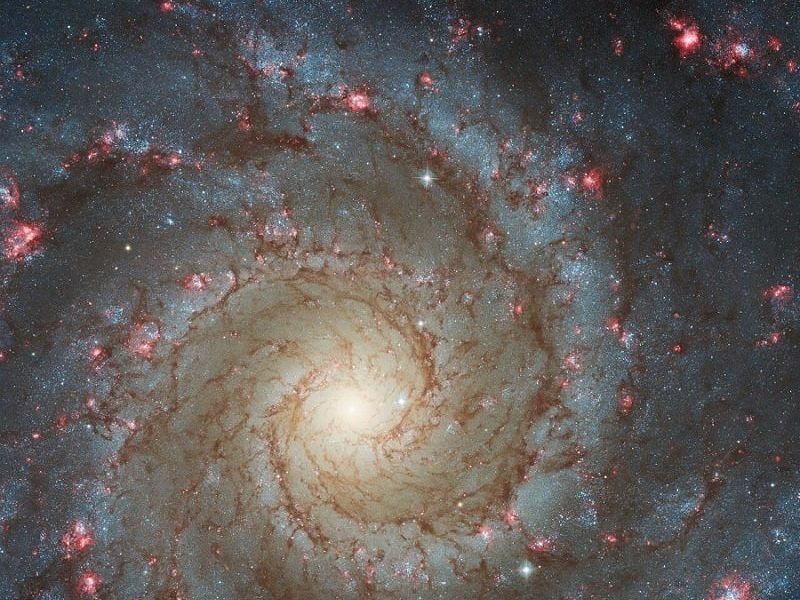 تصویر هفته هابل: کهکشان M74 شما را مجذوب خود می‌کند