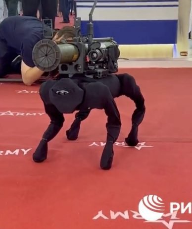 روسیه از یک سگ رباتیک با قابلیت پرتاب راکت رونمایی کرد [تماشا کنید]