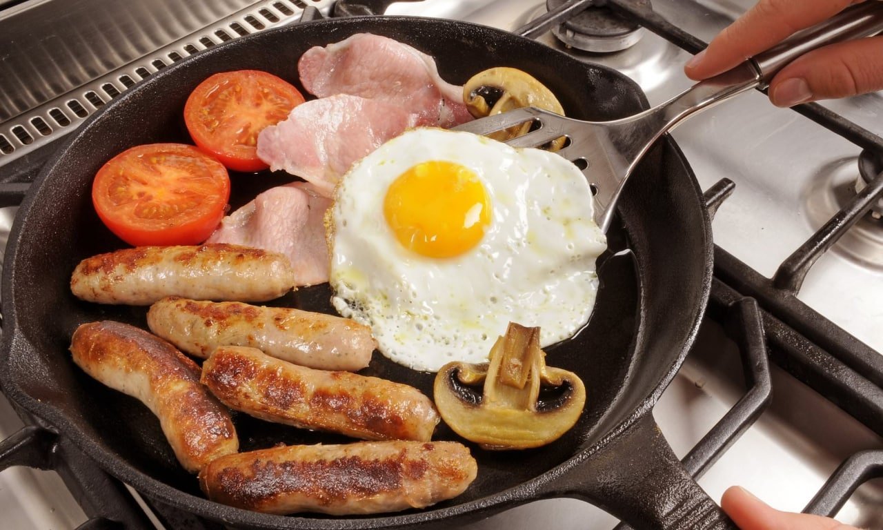 Сковорода для английского завтрака. Биг Брекфаст Calories. Big Breakfast. Fried Eggs in a Pan on the Towel.
