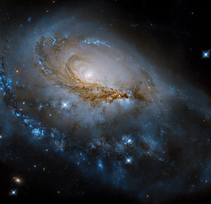 هابل تصویری خیره‌کننده از یک کهکشان زیبای مارپیچی با هسته‌ای درخشان ثبت کرد