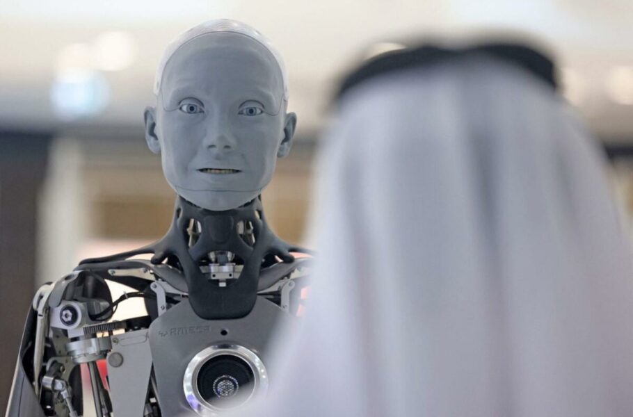 «آمکا»، پیشرفته‌ترین ربات انسان‌نمای دنیا برای ارتباط با مردم به موزه آینده دبی رفت [تماشا کنید]