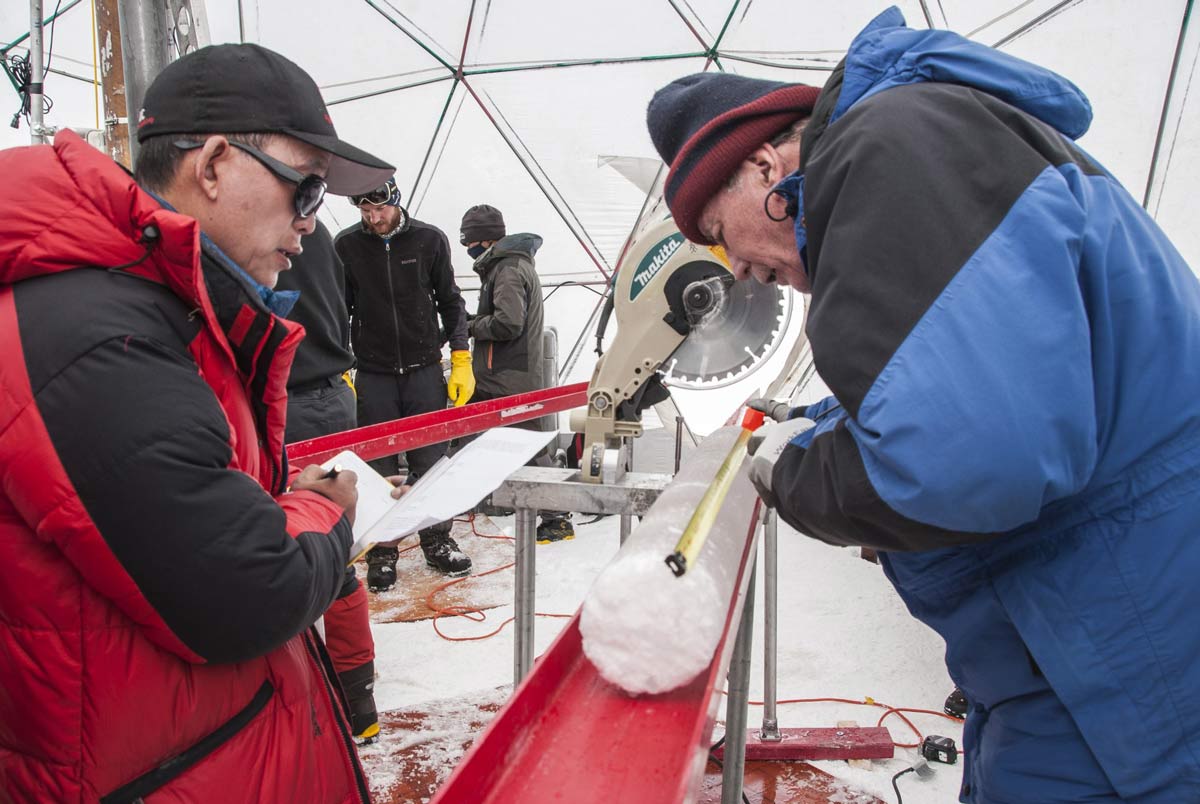 محققان در حال بررسی یخ‌ها
