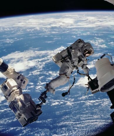 امروز در فضا: اس تی اس ۱۱۲ به سوی ایستگاه بین المللی فضایی پرتاب شد