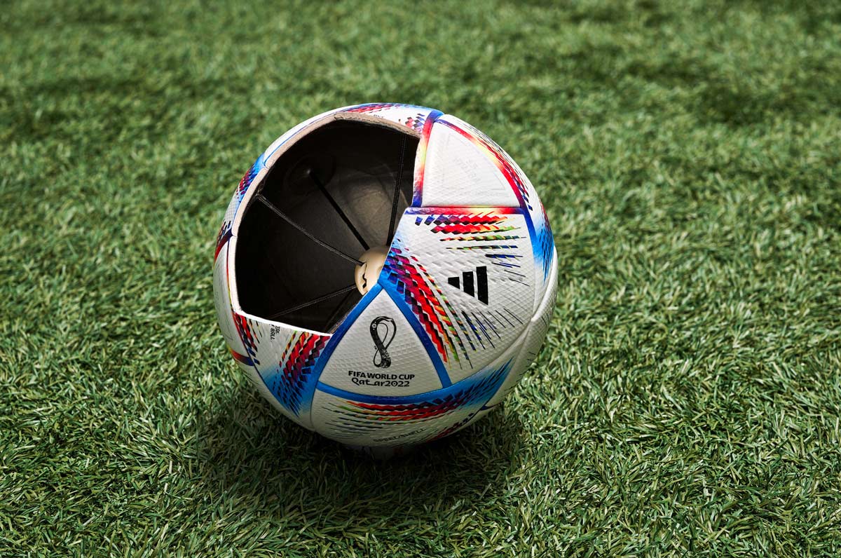 Cum va arata mingea cu care se vor juca meciurile de la Campionatul Mondial din Qatar inclusiv cu acel senzor in ea. Sursa news.adidas.com قطب آی تی
