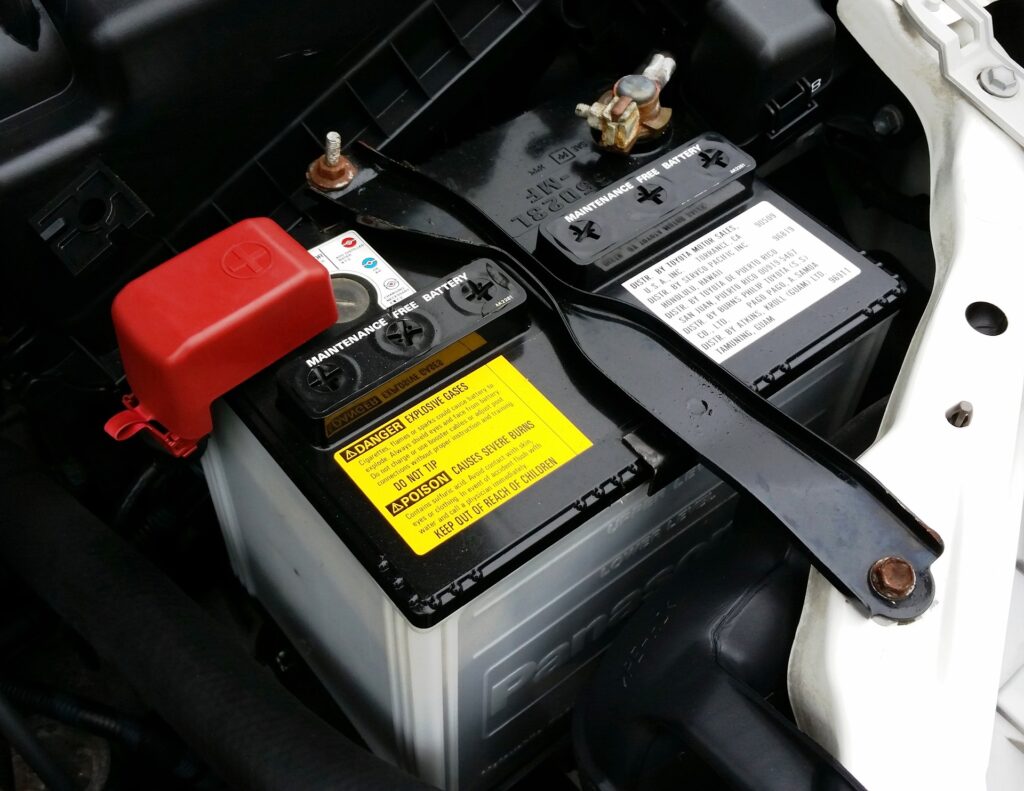 علت خالی شدن باتری خودرو دلیل اول، روشن ماندن چراغ‌ها