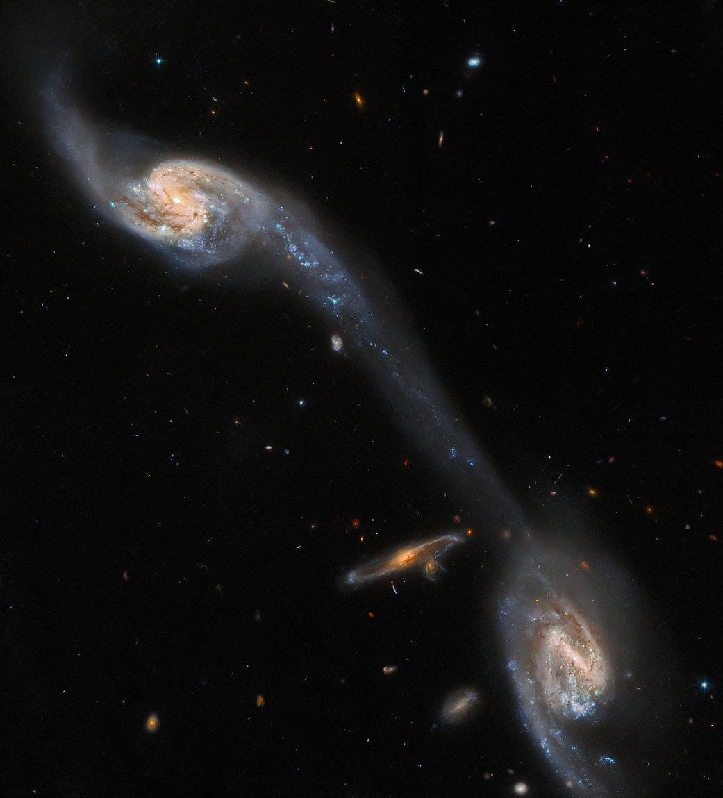 تصویر تلسکوپ هابل از کهکشان‌های متصل