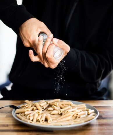 پژوهشگران: مصرف کمتر نمک همراه با غذا، خطر ابتلا به بیماری‌های قلبی را کاهش می‌دهد