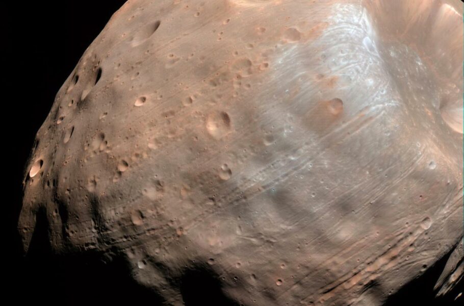 دانشمندان احتمالاً معمای خطوط عجیب سطح فوبوس، قمر مریخ را حل کردند