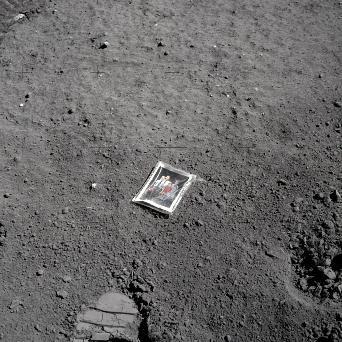 آپولو ۱۶ عکس خانوادگی چارلز دوک در فضا