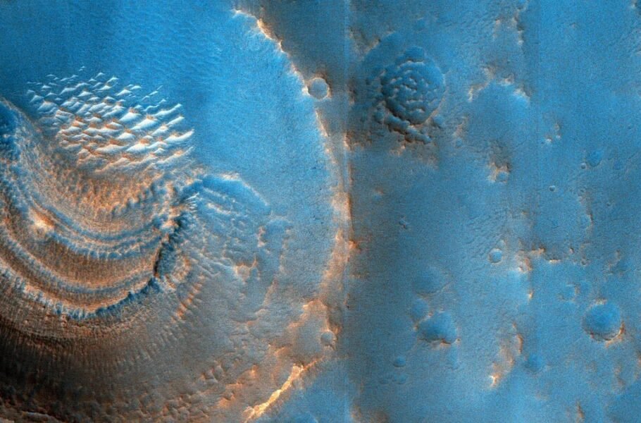 ناسا تصویری جذاب از «اشکال مرموز» داخل یکی از دهانه‌های مریخ منتشر کرد