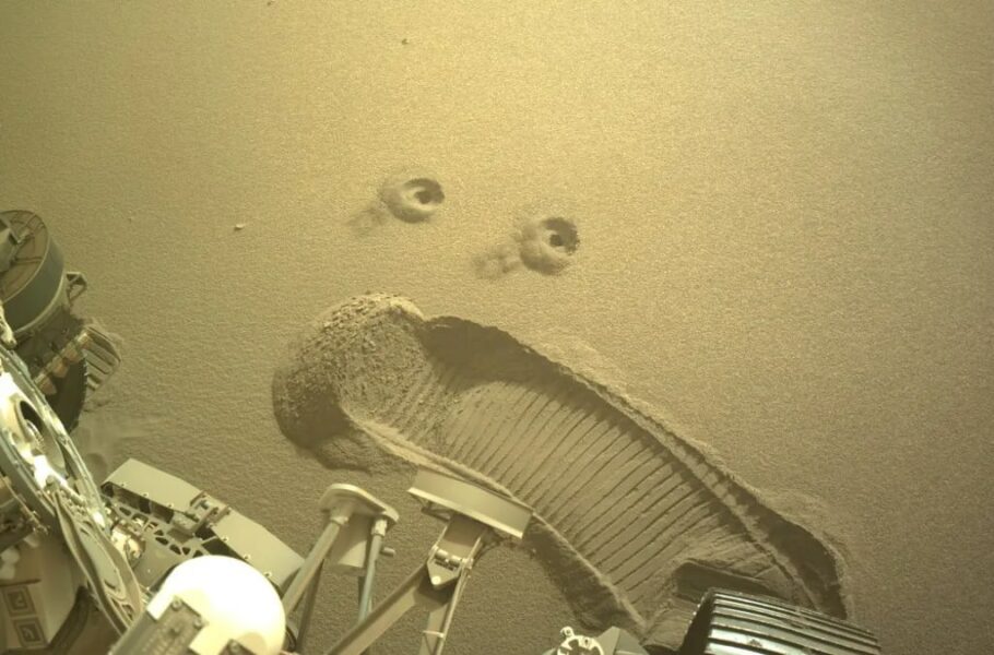 مریخ‌نورد استقامت ناسا چهره‌ای در حال فریاد زدن را روی سطح مریخ حک کرد