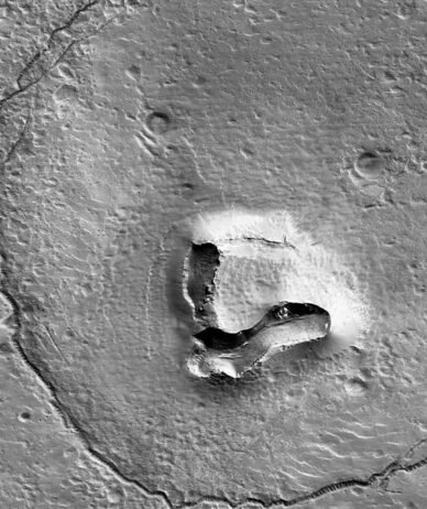 ناسا تصویری عجیب از مریخ منتشر کرد؛ چهره یک خرس روی سطح سیاره سرخ