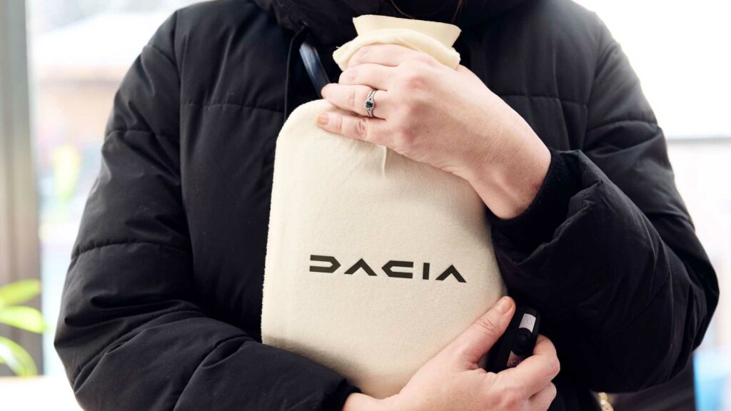 داچیا با دادن یک کیسه آب گرم رایگان گزینه های اشتراک BMW را به سخره گرفت!