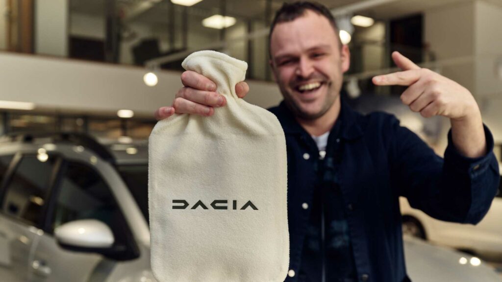 داچیا با دادن یک کیسه آب گرم رایگان گزینه های اشتراک BMW را به سخره گرفت!