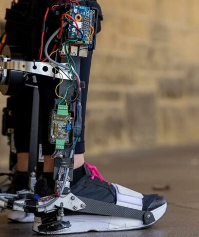 محققان استنفورد با استفاده از کامپیوتر رزبری پای یک اسکلت خارجی شبیه به کفش ساختند