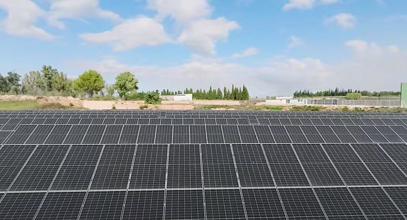 پنل های خورشیدی در کارخانه فورد در والنسیا