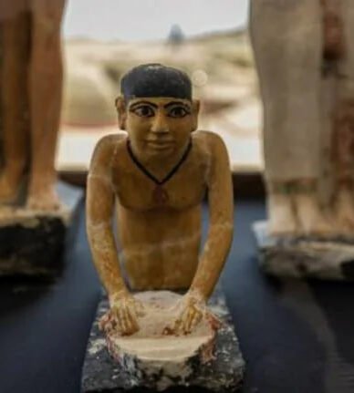 کشف یکی از قدیمی‌ترین اجساد غیرسلطنتی در مصر: مومیایی 4300 ساله پوشانده‌شده با طلا