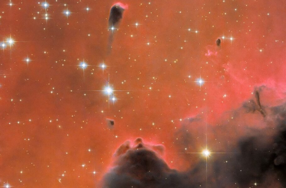 تلسکوپ هابل تصویری حیرت‌انگیز را از یک سحابی سرخ آتشین منتشر کرد