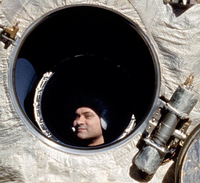 والری پلیاکوف از یکی از پنجره‌های ایستگاه فضایی میر